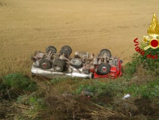 Camion finisce fuori strada sulla E45, ferito uomo alla guida