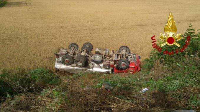 Camion finisce fuori strada sulla E45, ferito uomo alla guida