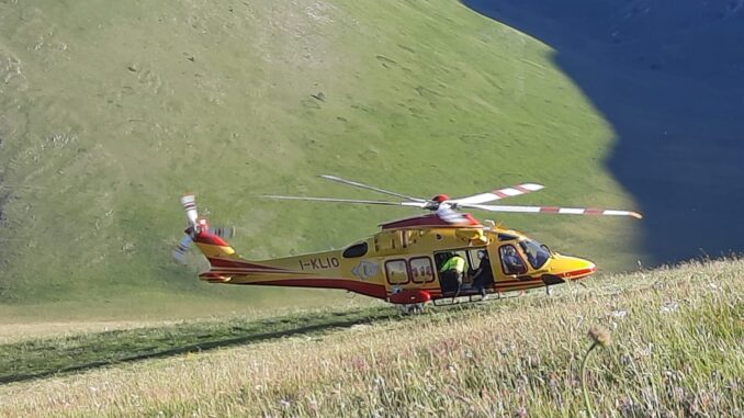 Tragedia a Castelluccio, si schianta col parapendio e muore davanti al fratello