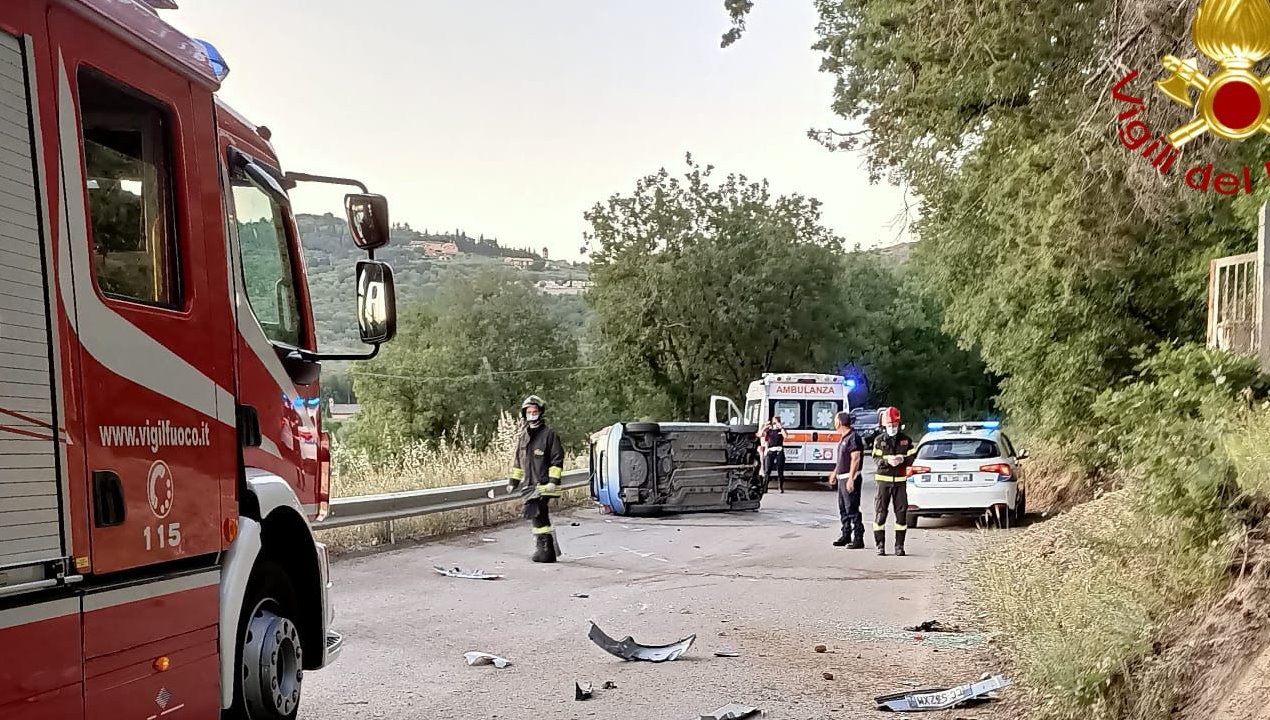 Auto si ribalta sulla strada tra San Sito ed Ellera, incidente alle porte di Perugia