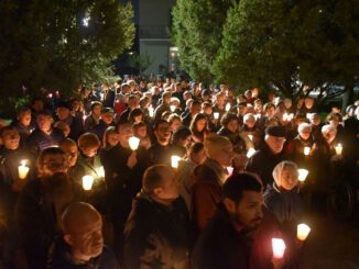 Fiaccole pronte a piazza Popolo per manifestazione 'no green pass'