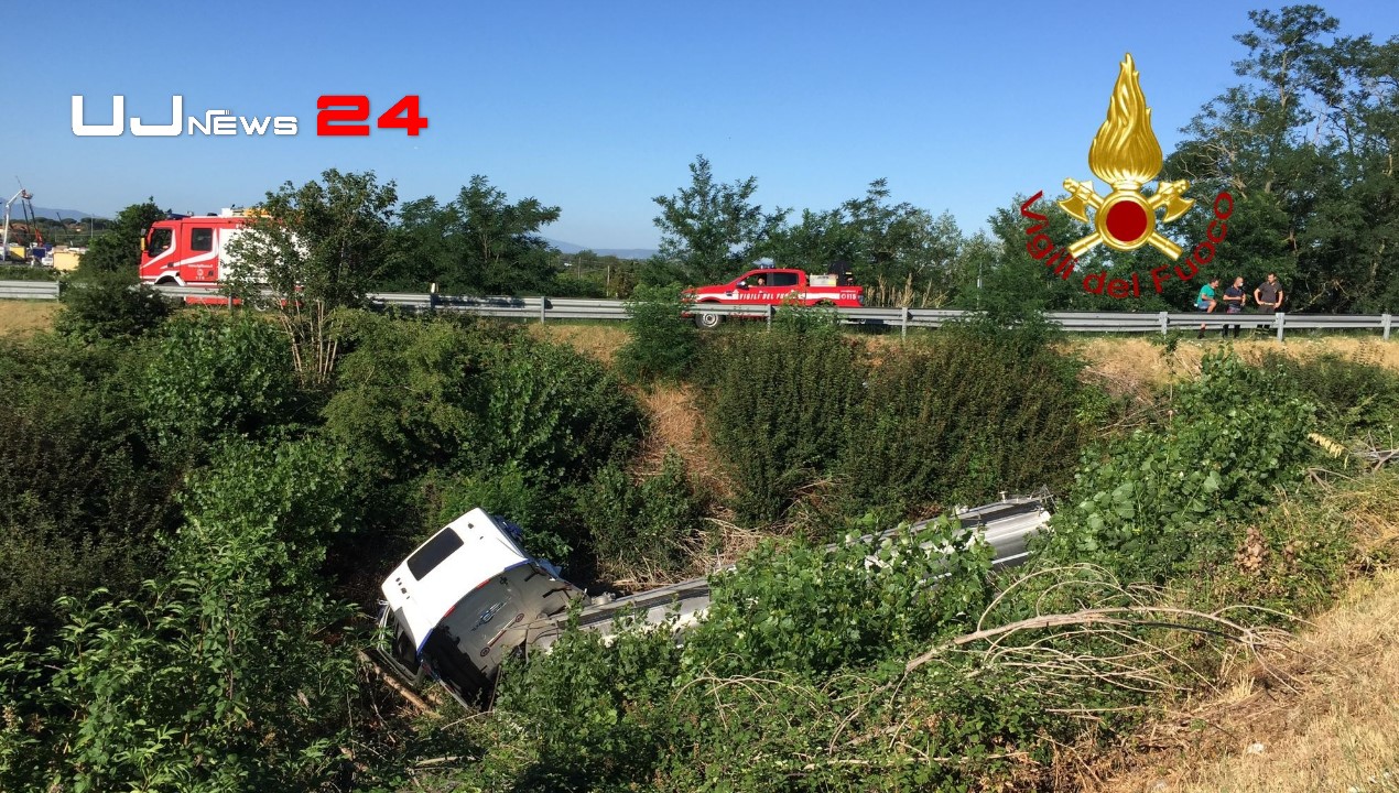 Incidente stradale a Castiglione del lago, Tir distrugge uscita Raccordo Perugia Bettolle