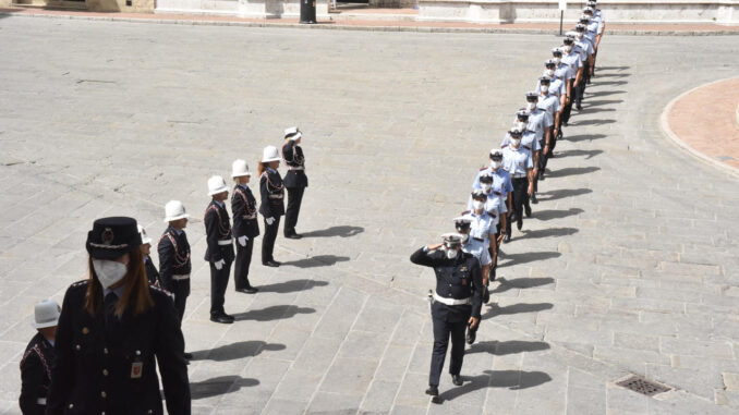 La cerimonia di giuramento dei 18 agenti della polizia locale di Perugia