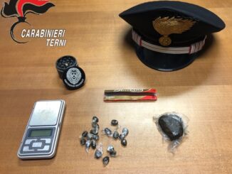 Insospettabile minorenne con droga e materiale, beccato dai carabinieri