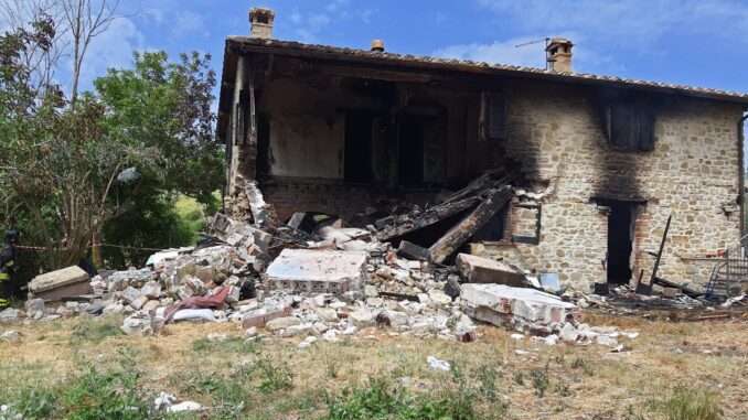 Esplosione nella notte, salta in aria una casa nel Gualdese, un morto e tre feriti