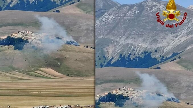 Incendio sulla piana di Castelluccio di Norcia, fiamme lambiscono le case