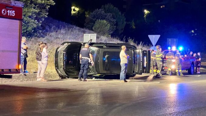Incidente a Perugia, Range Rover si rovescia su un fianco