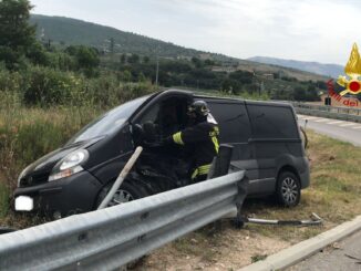 Incidente, furgone fuori strada, illesi due turisti francesi