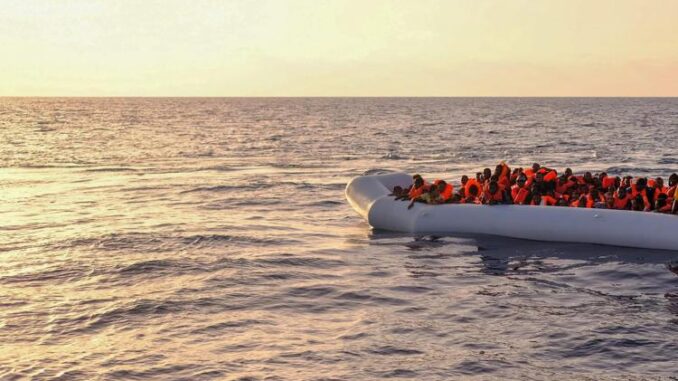 Migranti: 5 sbarchi in poche ore a Lampedusa, oltre 600 da ieri sull'isola - Foto adnkronos