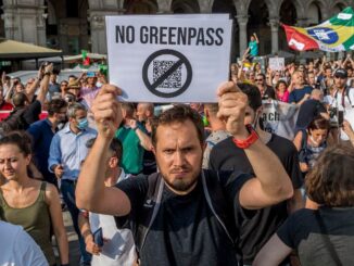 Manifestanti cercano forzare cordone polizia, tensioni a marcia no green Pass