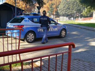 Calci e pugni in testa alla moglie perché non gli dava soldi, arriva la Polizia