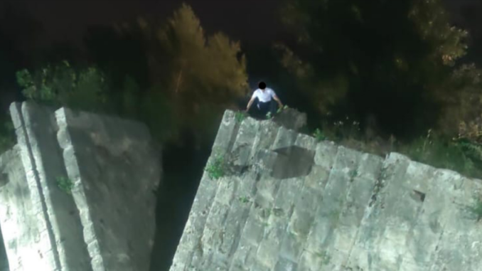 Luca Tramini (M5S Narni): "Ennesima bravata al Ponte d'Augusto", erba alta e piante sovrastano l'arco fino a farlo sparire