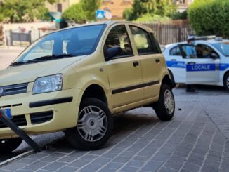 Incidente stradale, nonnina abbatte paletti e fa "strike" in via Checchi a Perugia