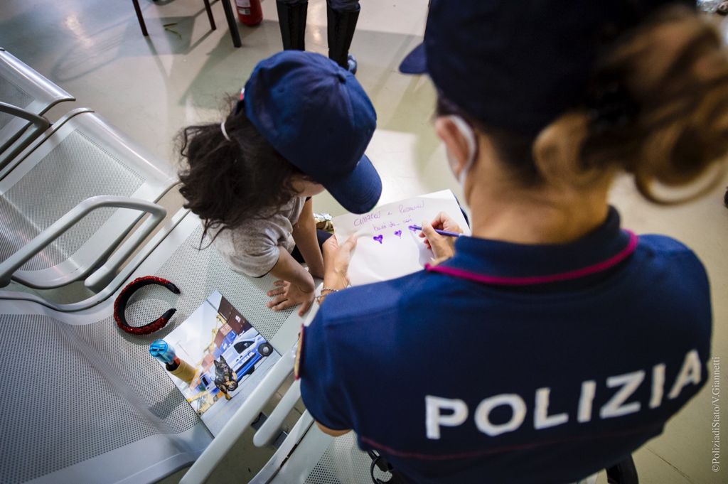 Polizia di Stato e i bambini afghani, accolti i piccoli profughi