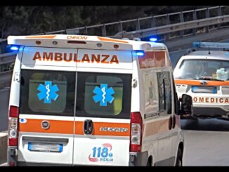 Scontro frontale, auto contro camion, donna ferita gravemente agli arti inferiori