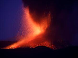 Etna: nuovo parossismo cratere sud est, colonna di fumo di 4,5 km