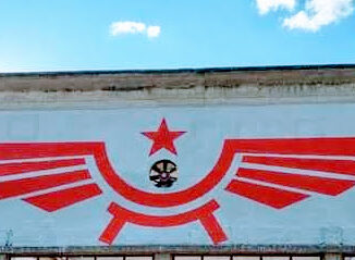 A Passignano il graffito con il simbolo dell'aviazione sovietica alla stazione. Per i consiglieri ennesima decisione scellerata