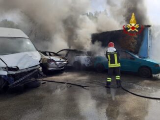 Incendio furgone panini e bibite in una carrozzeria a Perugia