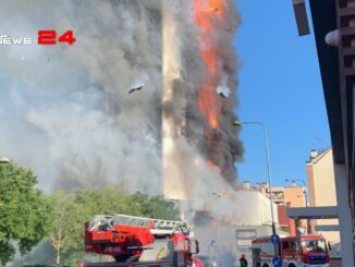 Milano: incendio in palazzo di 15 piani, fiamme divorano facciata