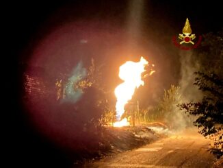 Incendio in una cascina abbandonata, c'era un serbatoio di gpl, interrato