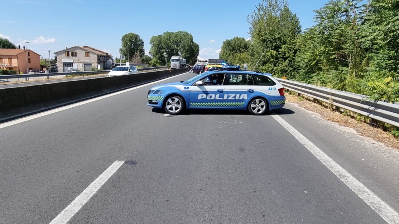Incidente stradale mortale sulla 318, scontro tra auto e furgone, morte due persone