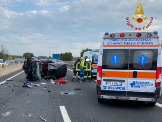 Incidente stradale sulla A1 km 369 direzione Nord, auto contro New Jersey, 4 feriti