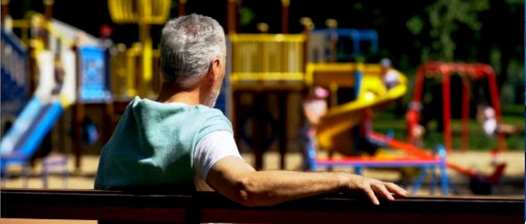 Violenze su minori, arrestato 84enne, adescava vittime con soldi e bibite