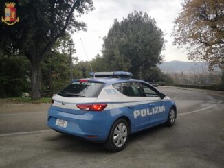 Sputa e spintona una bambina, la sbatte per terra e picchia un uomo