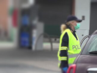 Pugno in faccia a poliziotta della stradale e picchia il collega, arrestato