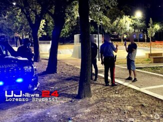 Con arroganza punta cellulare in faccia al carabiniere che lo controlla