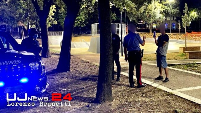 Con arroganza punta cellulare in faccia al carabiniere che lo controlla