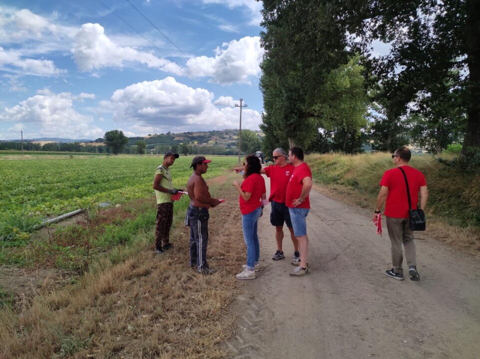 Sfruttamento in agricoltura: continua l'attività di sindacato di strada