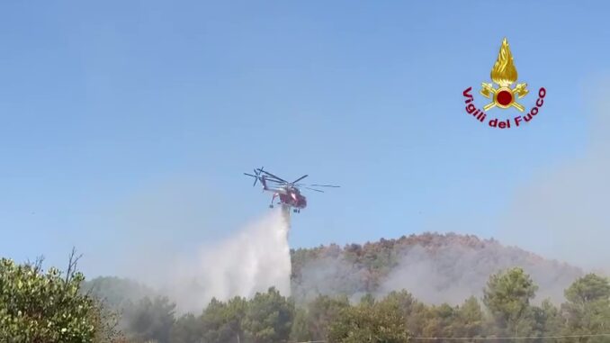 Ancora fiamme vicino alla linea ferroviaria Roma-Ancona, 8 treni bloccati
