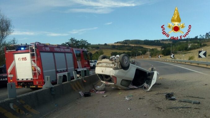 Incidente stradale sulla E45, Fiat Punto si ribalta, un ferito