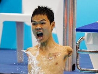 Zheng Tao, il cinese senza braccia che in acqua è un “pesce volante”
