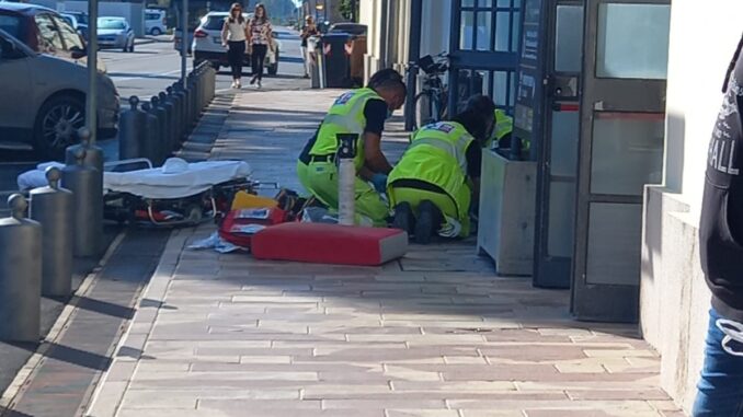 Si sente male davanti al bar della stazione di Assisi, soccorso subito
