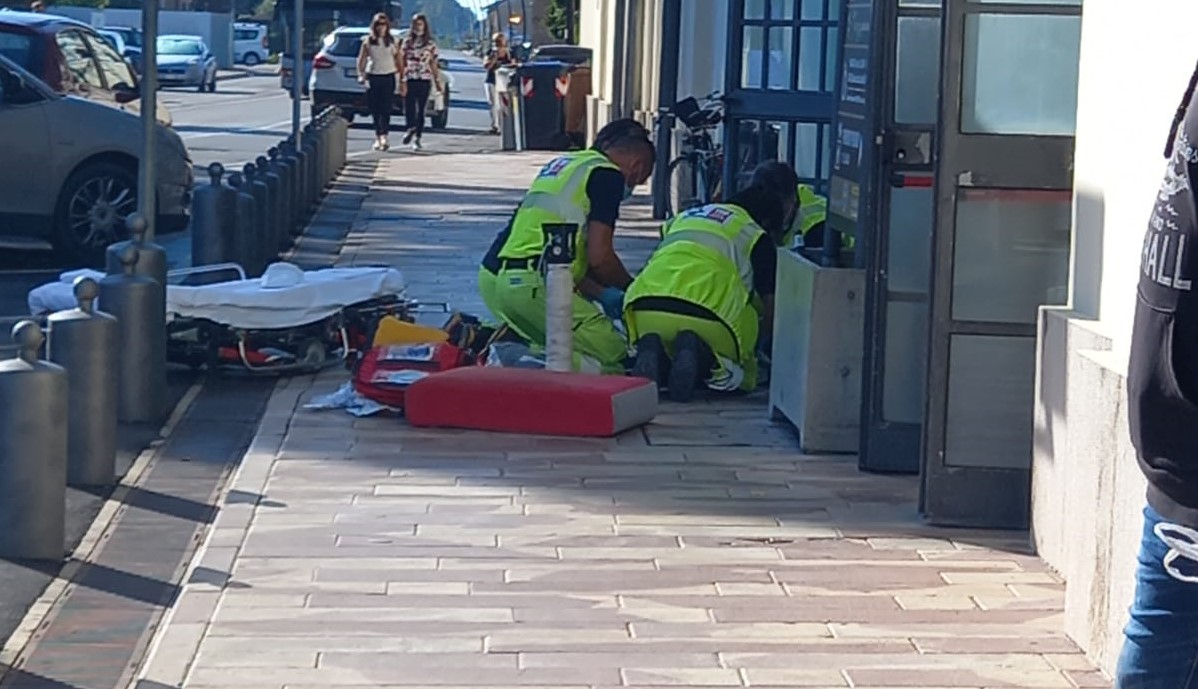 Si sente male davanti al bar della stazione di Assisi, soccorso subito