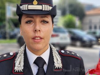Scappa dall'auto e butta a terra 3370 €, aveva anche eroina