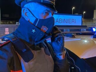Coltelli in mano, donna litiga col compagno e minaccia carabinieri