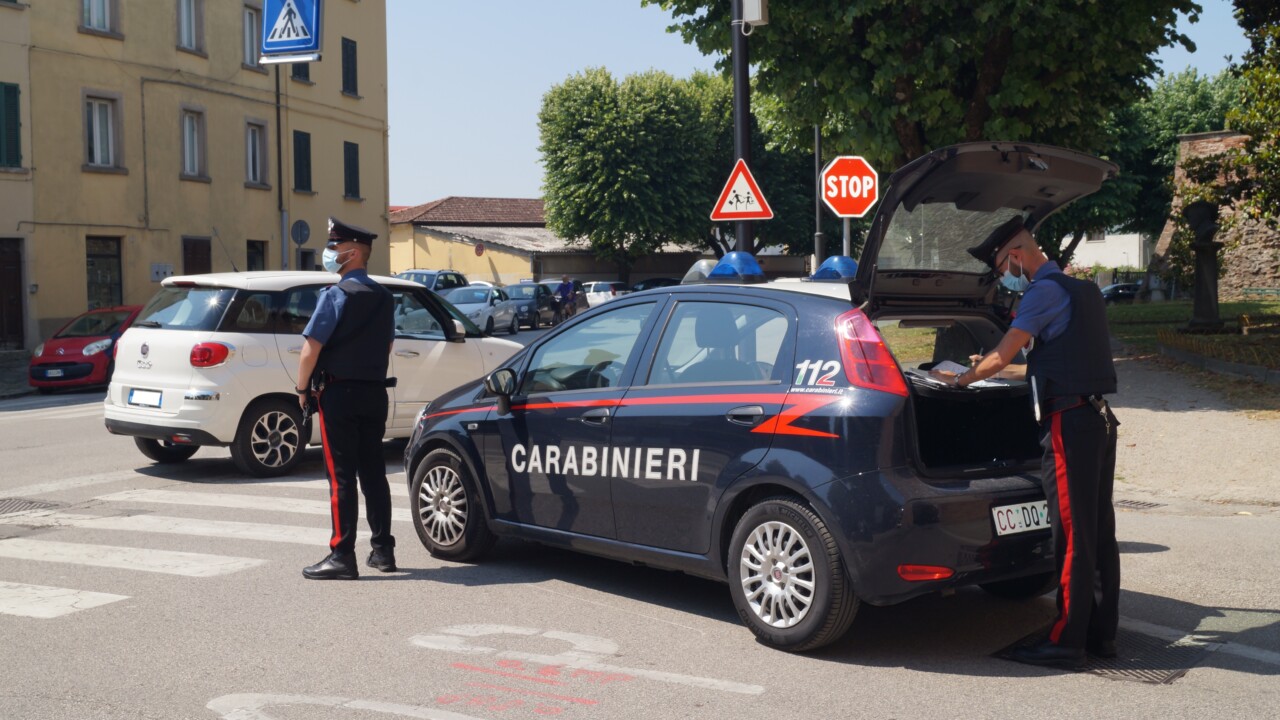 Minorenni entrano in area dismessa e salgono sui silos
