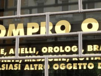 Ottantenne cerca di truffare un compro oro ma becca una denuncia