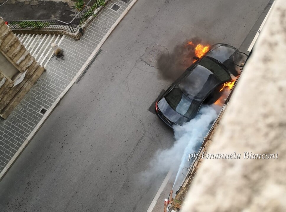 Auto in fiamme in via Fabretti, panico in zona università a Perugia