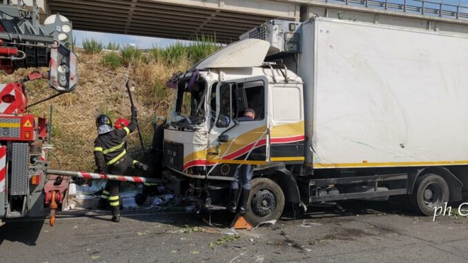 Incidente mortale, camion si ribalta ad Ellera, muore camionista