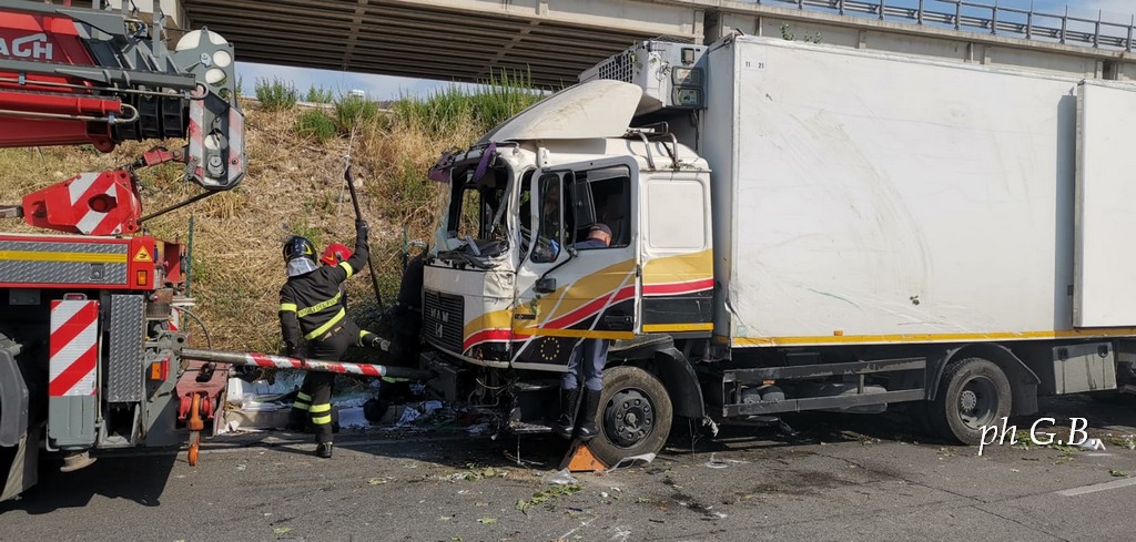 Incidente mortale, camion si ribalta ad Ellera, muore camionista