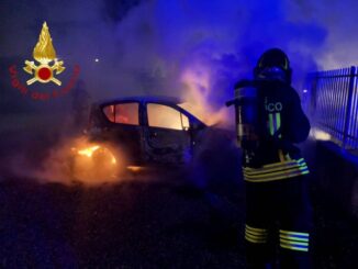 Incidente stradale autonomo, auto prende fuoco, conducente salvo