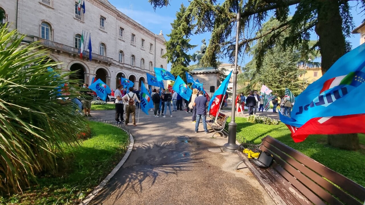 Sanità in piazza, servono personale, prestazioni e servizi, non tagli generalizzati