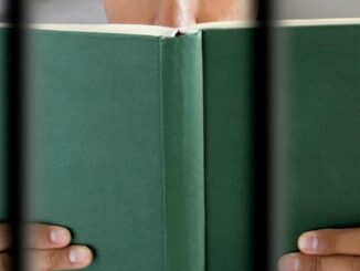Si è trovato bene in carcere e siccome deve scontare 20 anni, ci torna