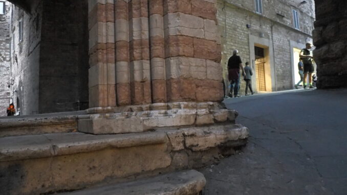 Si staccano alcune pietre