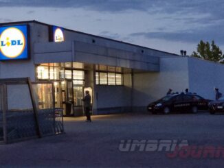 Bambino di due anni ucciso e portato al supermercato, fermata la madre