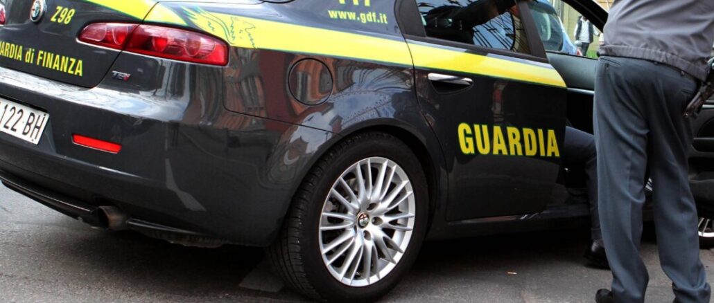 Sequestrati 2 magazzini per abbigliamento e profumi contraffatti